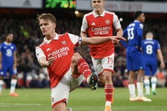 阿森纳3-0横扫森林队领跑积分榜，新援埃泽哲凯传射建功